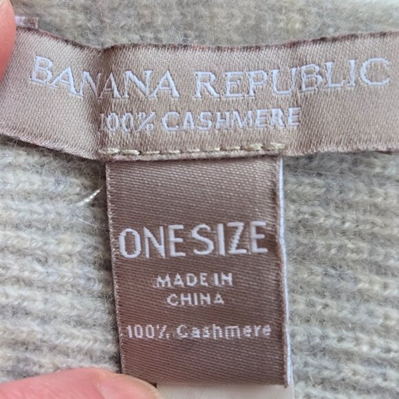 Banana Republic Grey Cashmere Scarf with flared ends - Picture 4 of 9